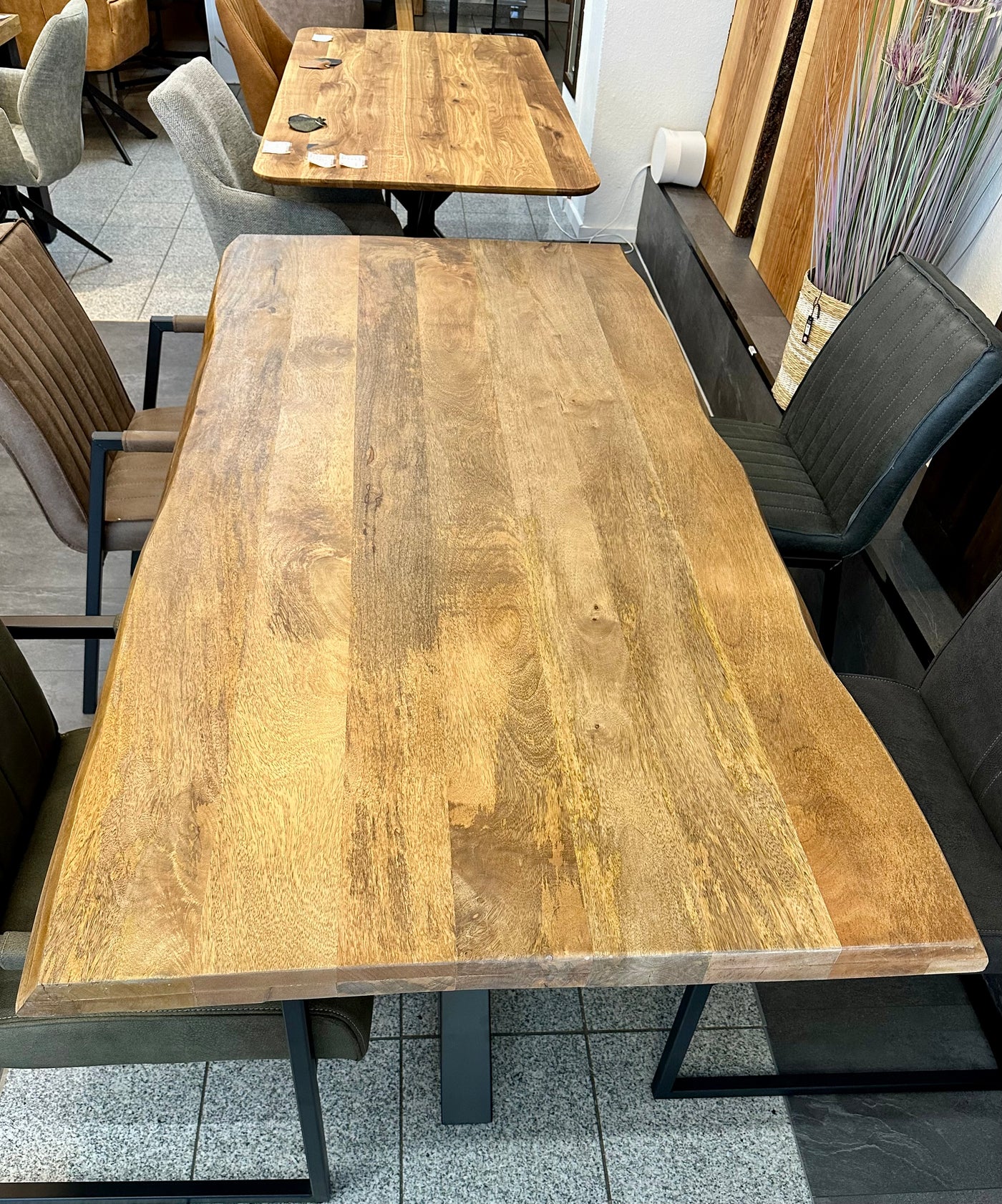 Baumkante Esstisch Bosto Mangoholz dunkel 160 bis 300 cm in 6 cm mit Spider Gestell