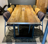 Table à manger Luma en manguier massif, bord naturel, 180 à 240 cm d'épaisseur, 6 cm de bois, avec piètement en U métallique noir