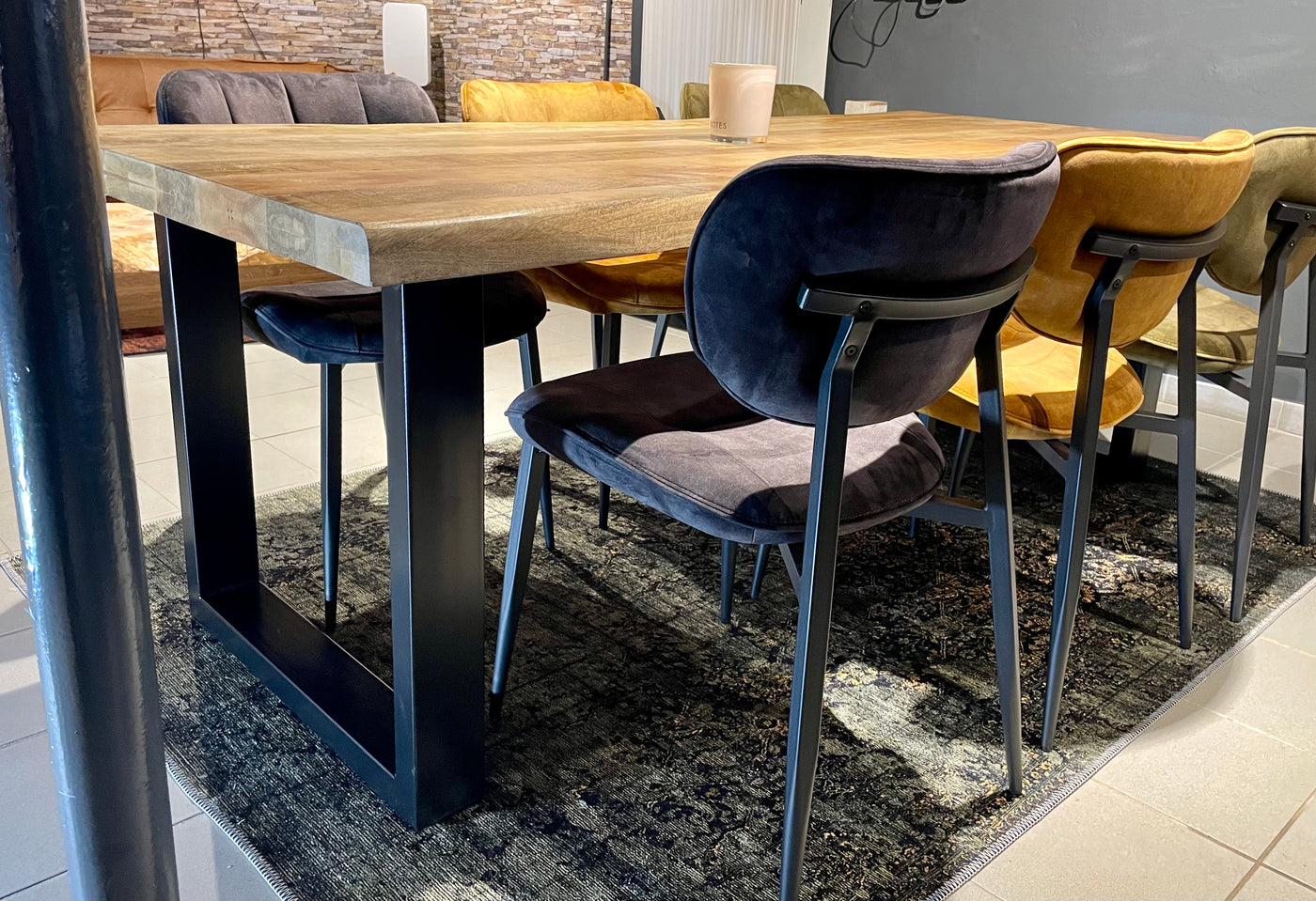 Esstisch Luma Mango massiv Baumkante 180 bis 240 in 6 cm Dicke Holz mit U Metall Gestell schwarz