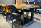 Table à manger Luma en manguier massif, bord naturel, 180 à 240 cm d'épaisseur, 6 cm de bois, avec piètement en U métallique noir
