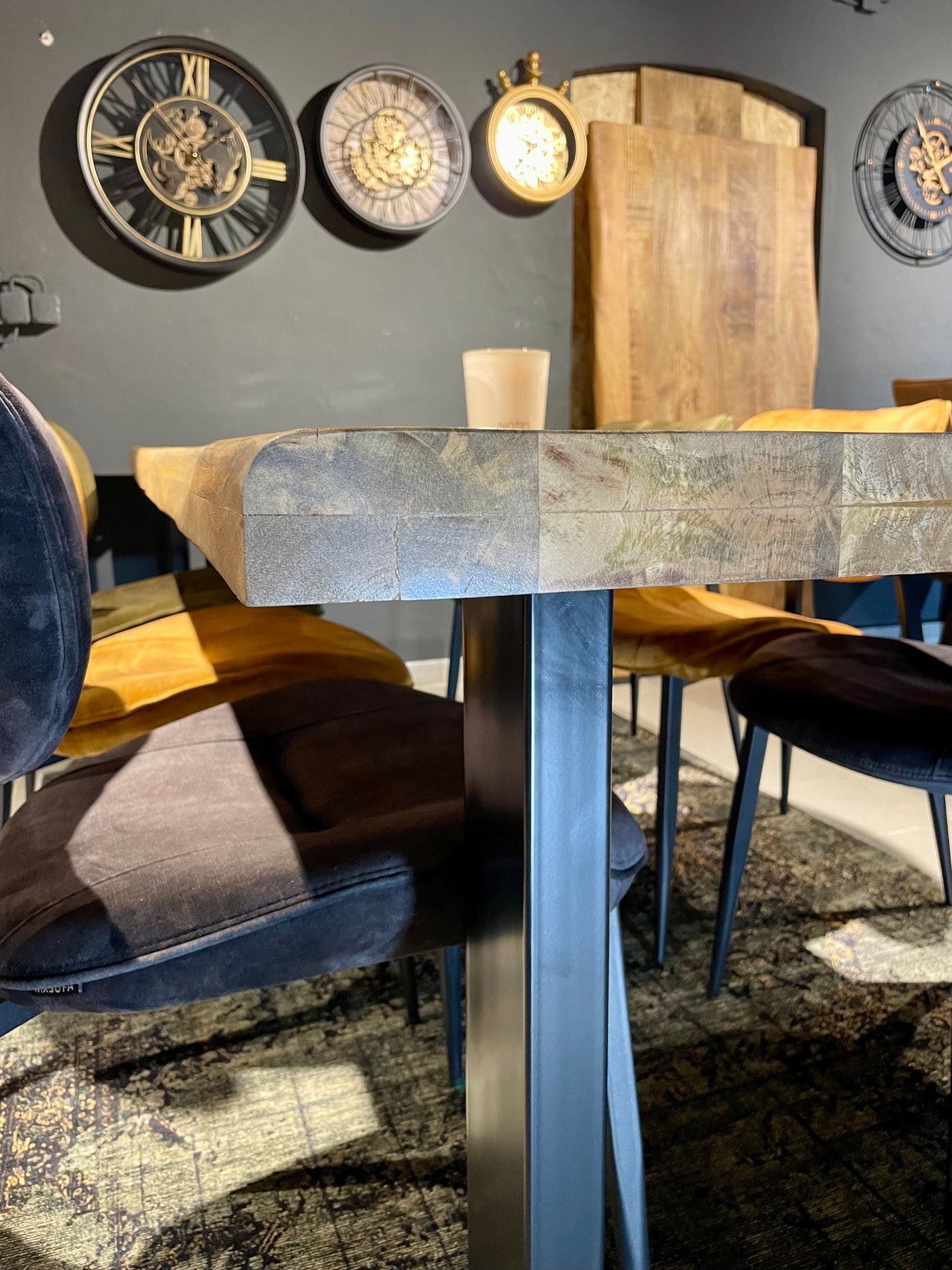 Table à manger Luma en manguier massif, bord naturel, 180 à 240 cm d'épaisseur, 6 cm de bois, avec piètement en U métallique noir