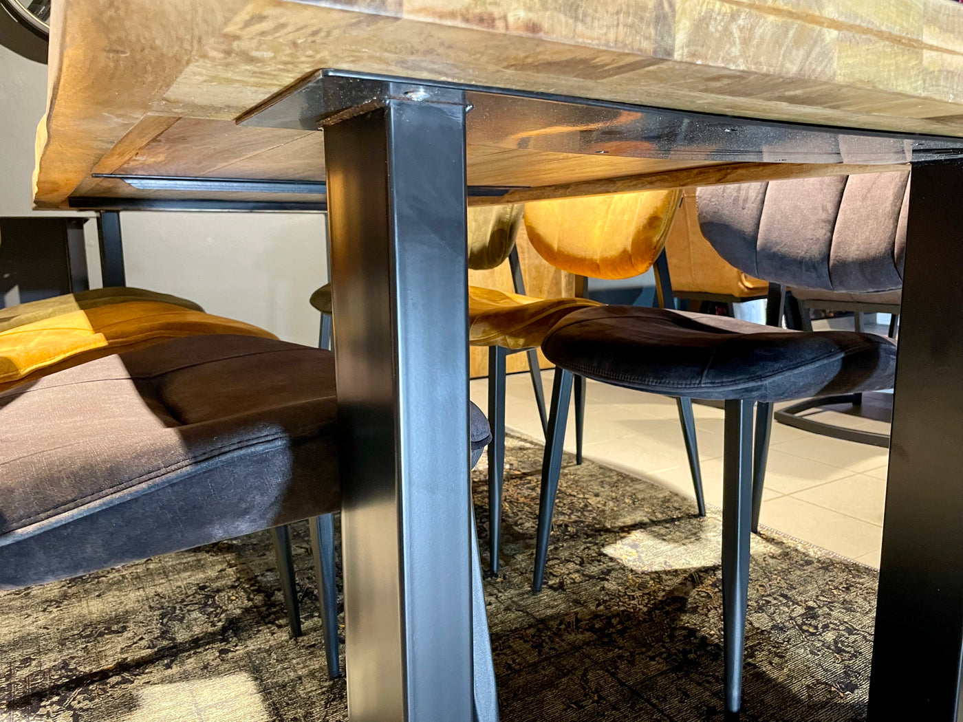 Table à manger Luma en manguier massif, bord naturel, 180 à 240 cm d'épaisseur, 6 cm de bois, avec piètement en U métallique noir