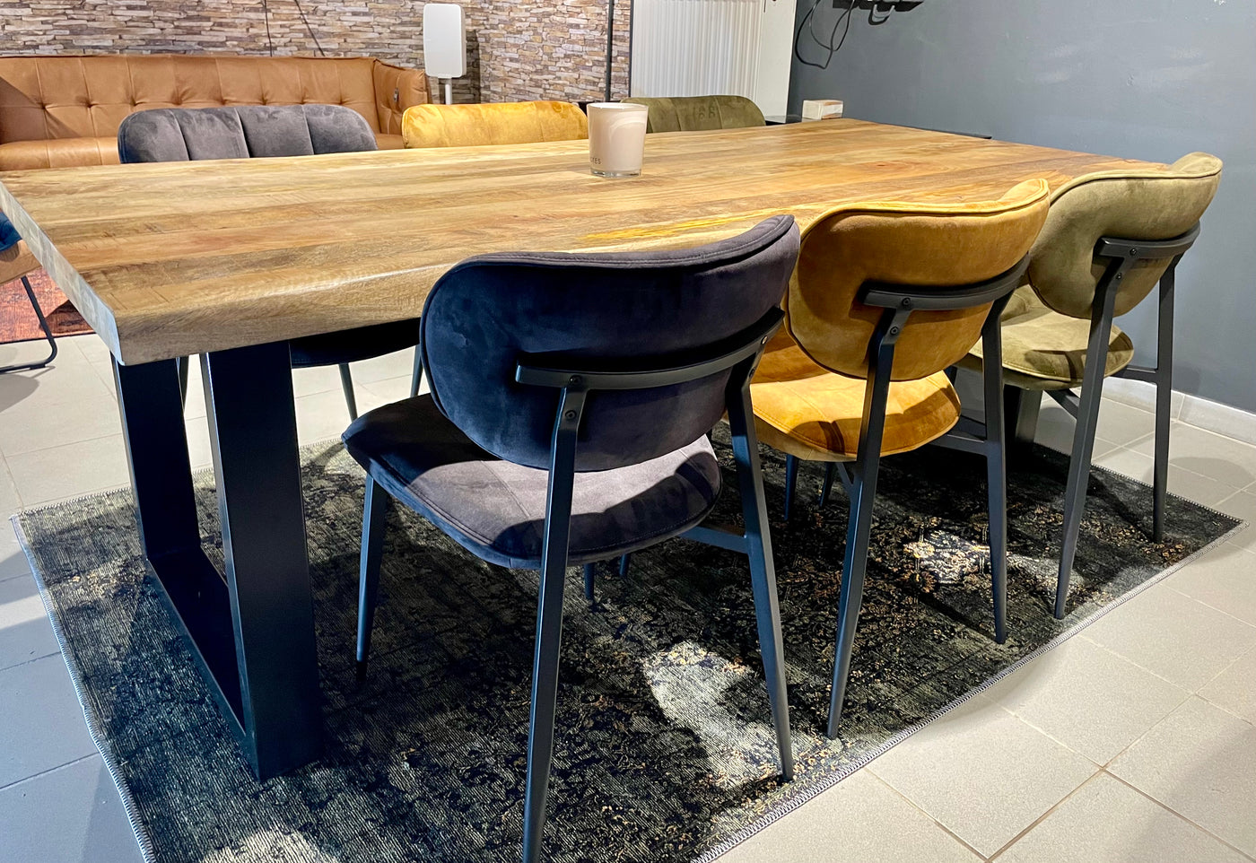 Table à manger Luma en manguier massif, bord naturel, 180 à 240 cm d'épaisseur, 6 cm de bois, avec piètement en U métallique noir