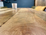 Table à manger Luma en manguier massif, bord naturel, 180 à 240 cm d'épaisseur, 6 cm de bois, avec piètement en U métallique noir
