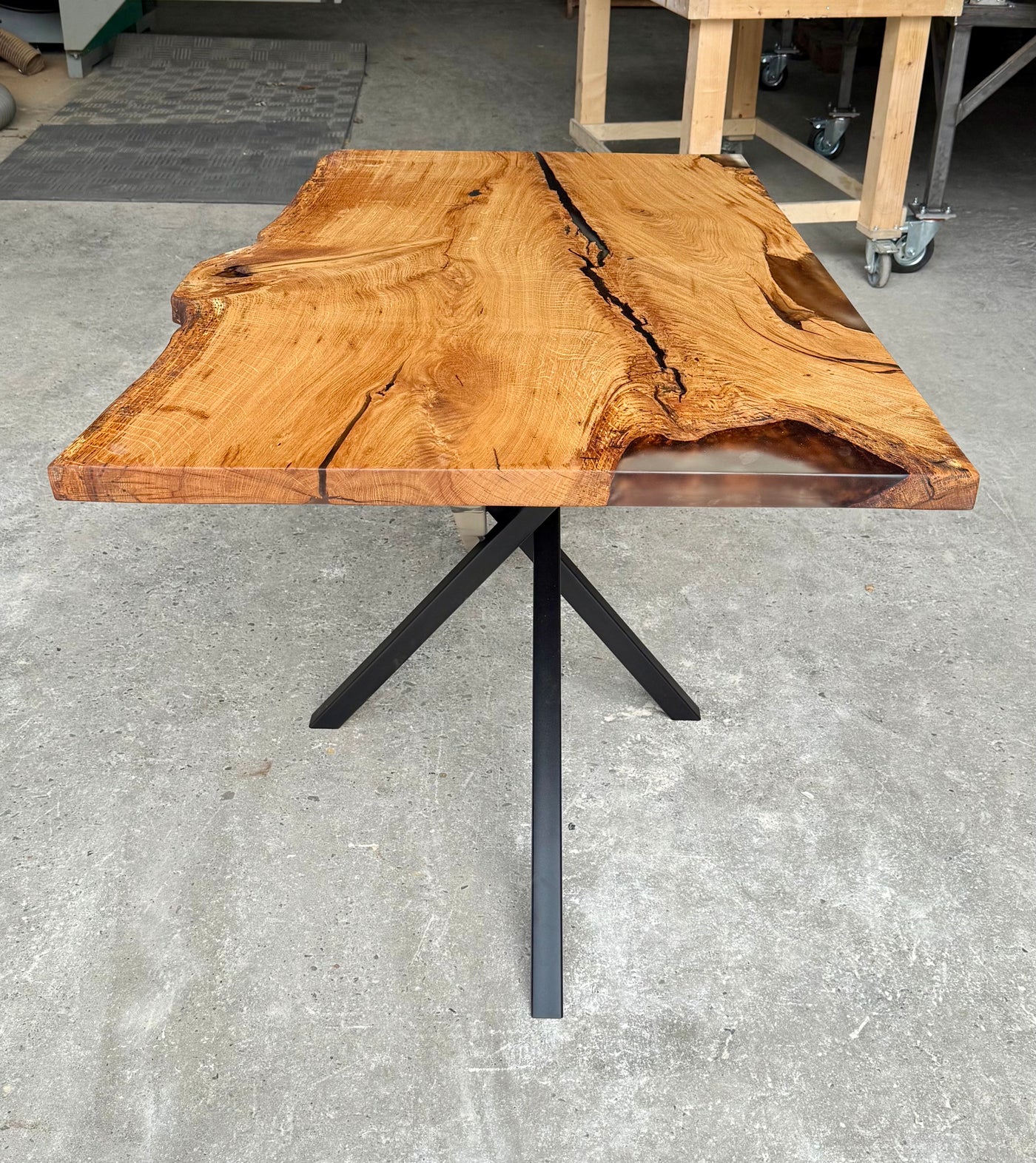 Epoxidharz Baumkante Esstisch Wildeiche 140 cm mit Mikado Gestell