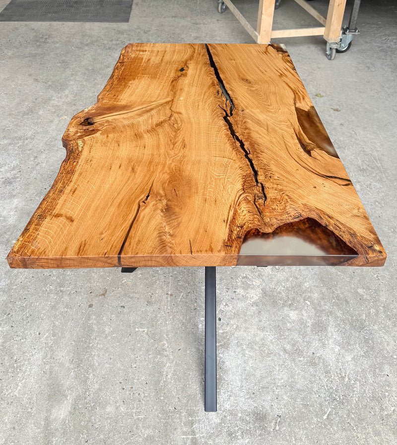 Epoxidharz Baumkante Esstisch Wildeiche 140 cm mit Mikado Gestell