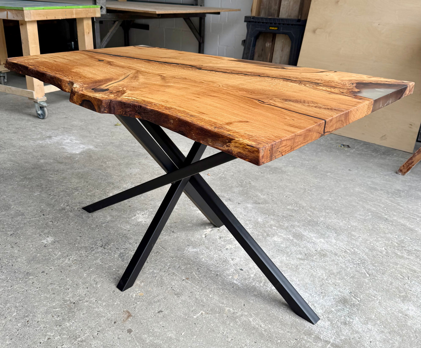 Epoxidharz Baumkante Esstisch Wildeiche 140 cm mit Mikado Gestell