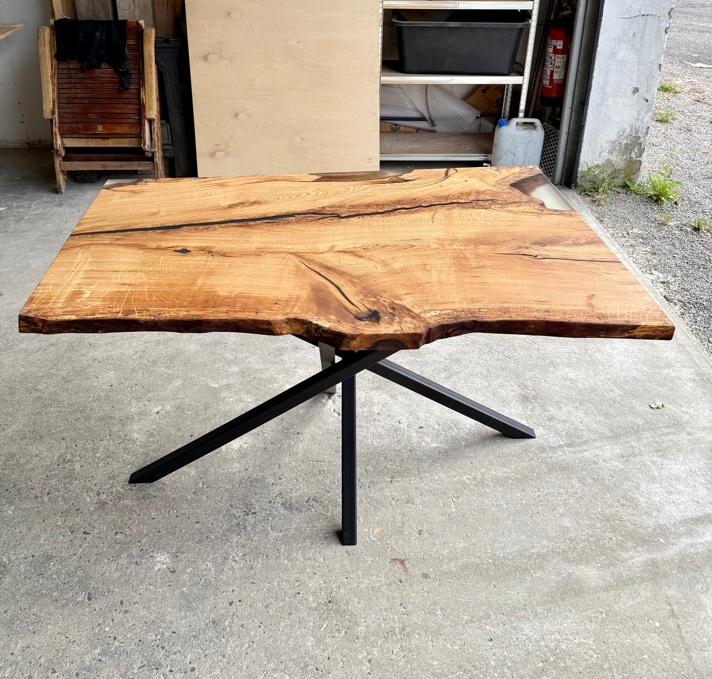 Epoxidharz Baumkante Esstisch Wildeiche 140 cm mit Mikado Gestell