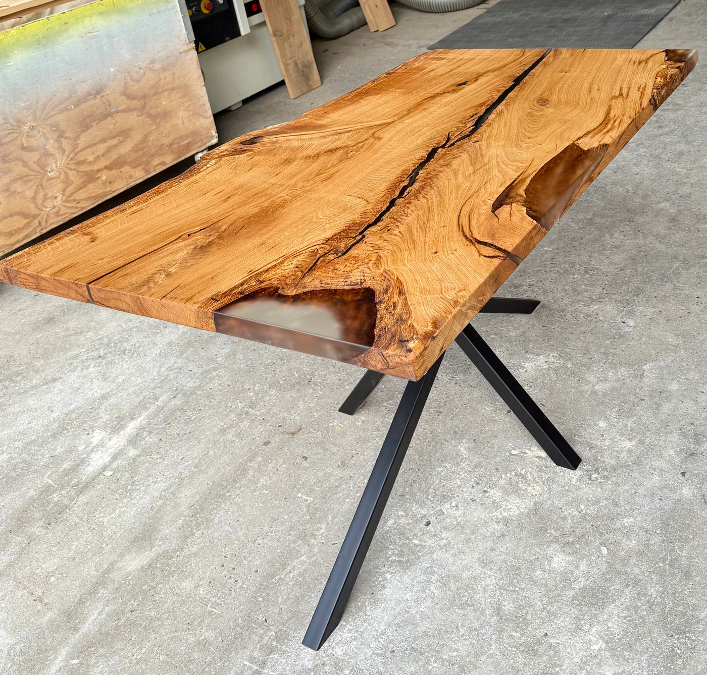 Epoxidharz Baumkante Esstisch Wildeiche 140 cm mit Mikado Gestell