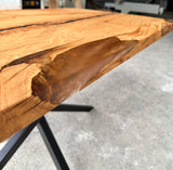 Epoxidharz Baumkante Esstisch Wildeiche 140 cm mit Mikado Gestell