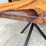 Epoxidharz Baumkante Esstisch Wildeiche 140 cm mit Mikado Gestell