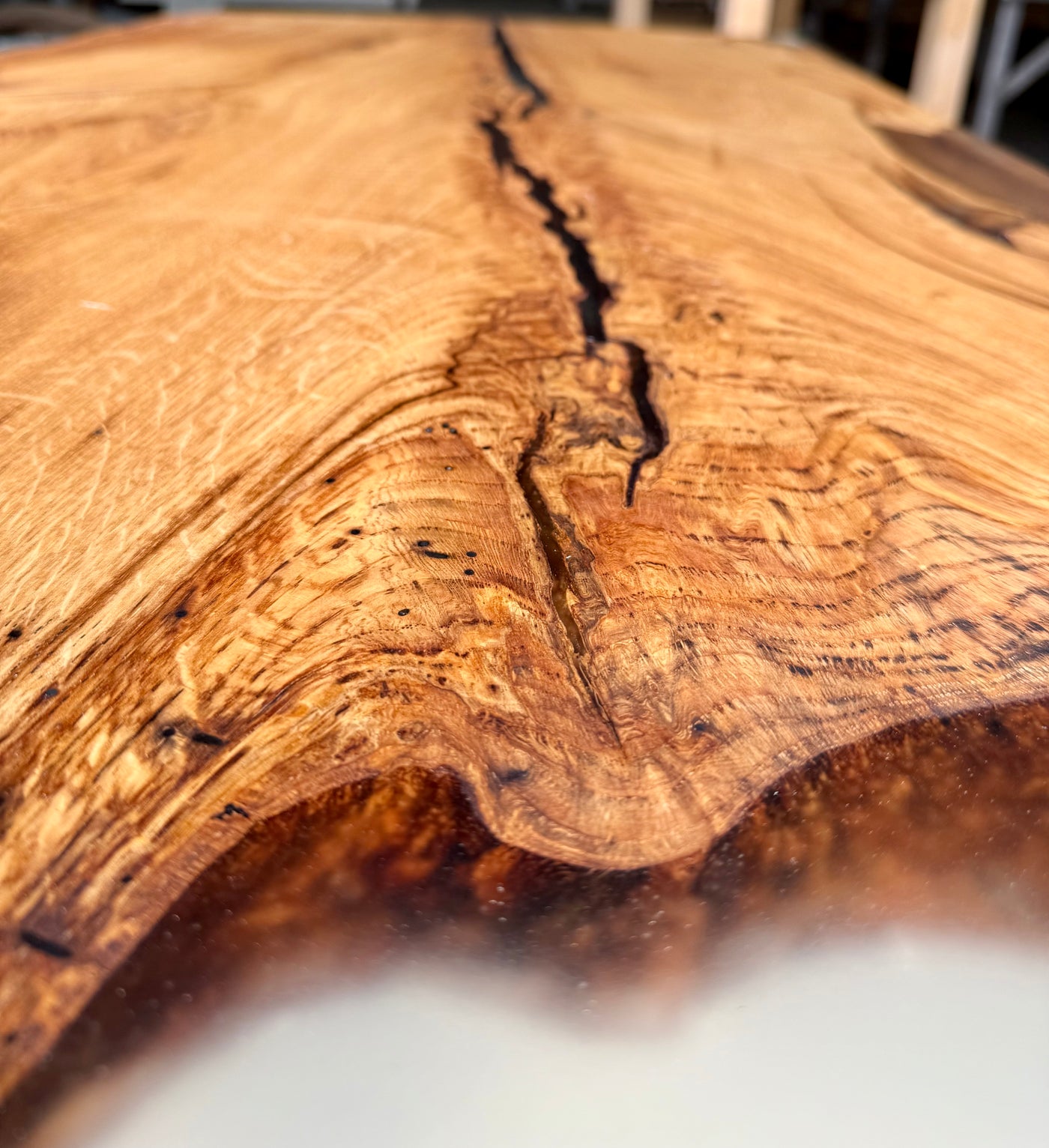 Epoxidharz Baumkante Esstisch Wildeiche 140 cm mit Mikado Gestell