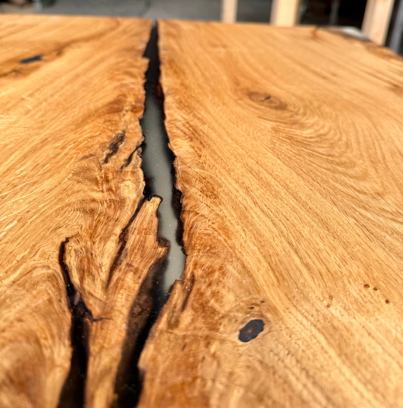 Epoxidharz Baumkante Esstisch Wildeiche 140 cm mit Mikado Gestell