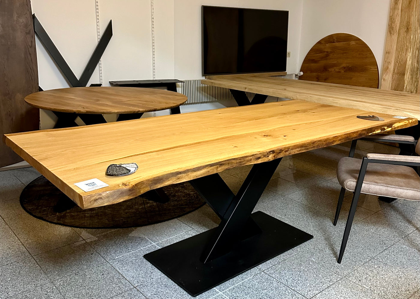 Table à manger en chêne huilé Wesel 220 cm avec 4 planches à bords naturels et piètement en V en bois local