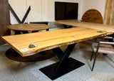 Table à manger en chêne huilé Wesel 220 cm avec 4 planches à bords naturels et piètement en V en bois local