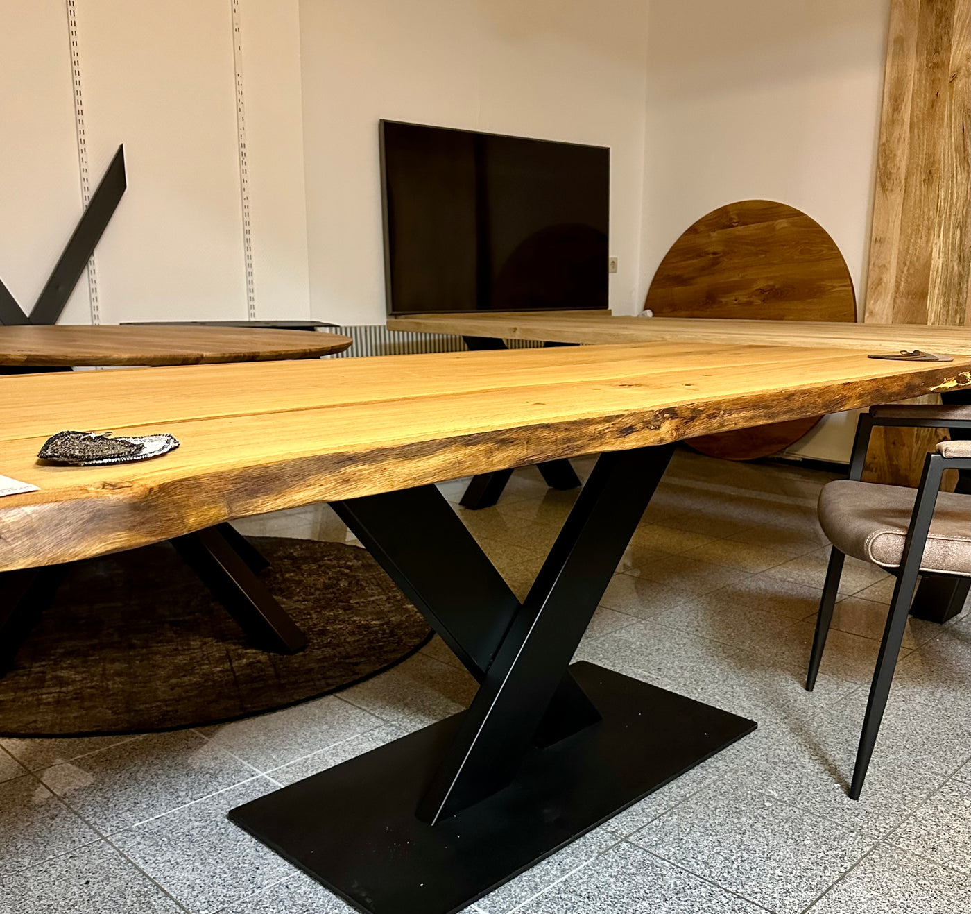 Table à manger en chêne huilé Wesel 220 cm avec 4 planches à bords naturels et piètement en V en bois local