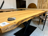 Table à manger en chêne huilé Wesel 220 cm avec 4 planches à bords naturels et piètement en V en bois local