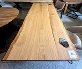 Table à manger en chêne huilé Wesel 220 cm avec 4 planches à bords naturels et piètement en V en bois local