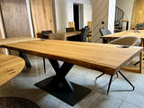 Table à manger en chêne huilé Wesel 220 cm avec 4 planches à bords naturels et piètement en V en bois local