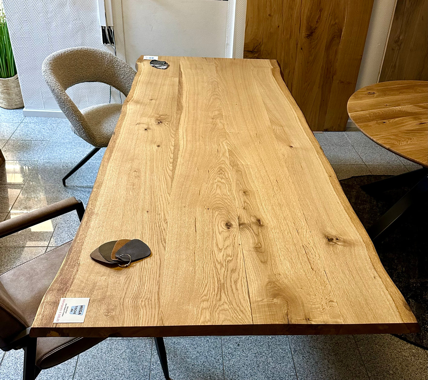 Table à manger en chêne huilé Wesel 220 cm avec 4 planches à bords naturels et piètement en V en bois local