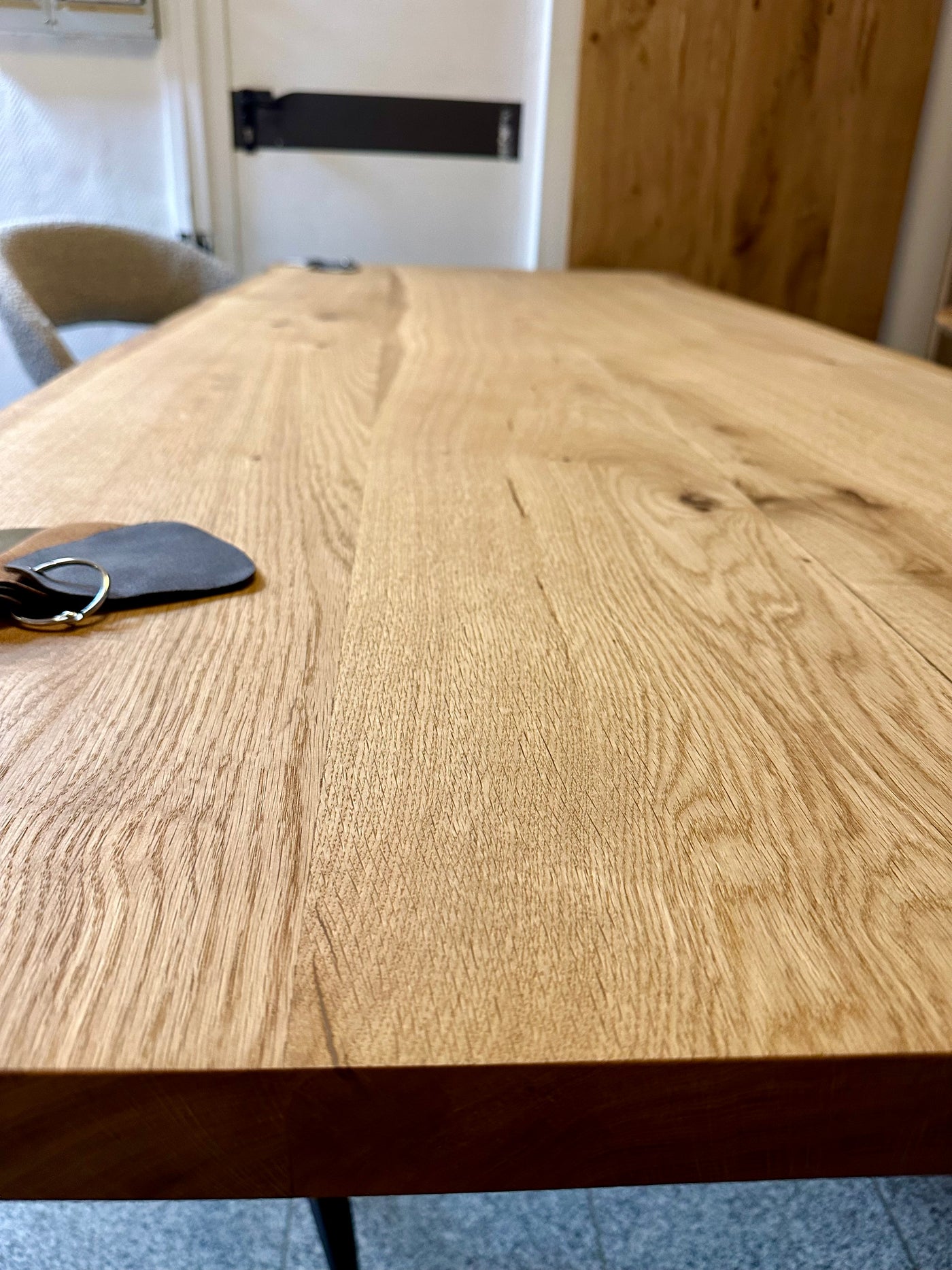 Table à manger en chêne huilé Wesel 220 cm avec 4 planches à bords naturels et piètement en V en bois local