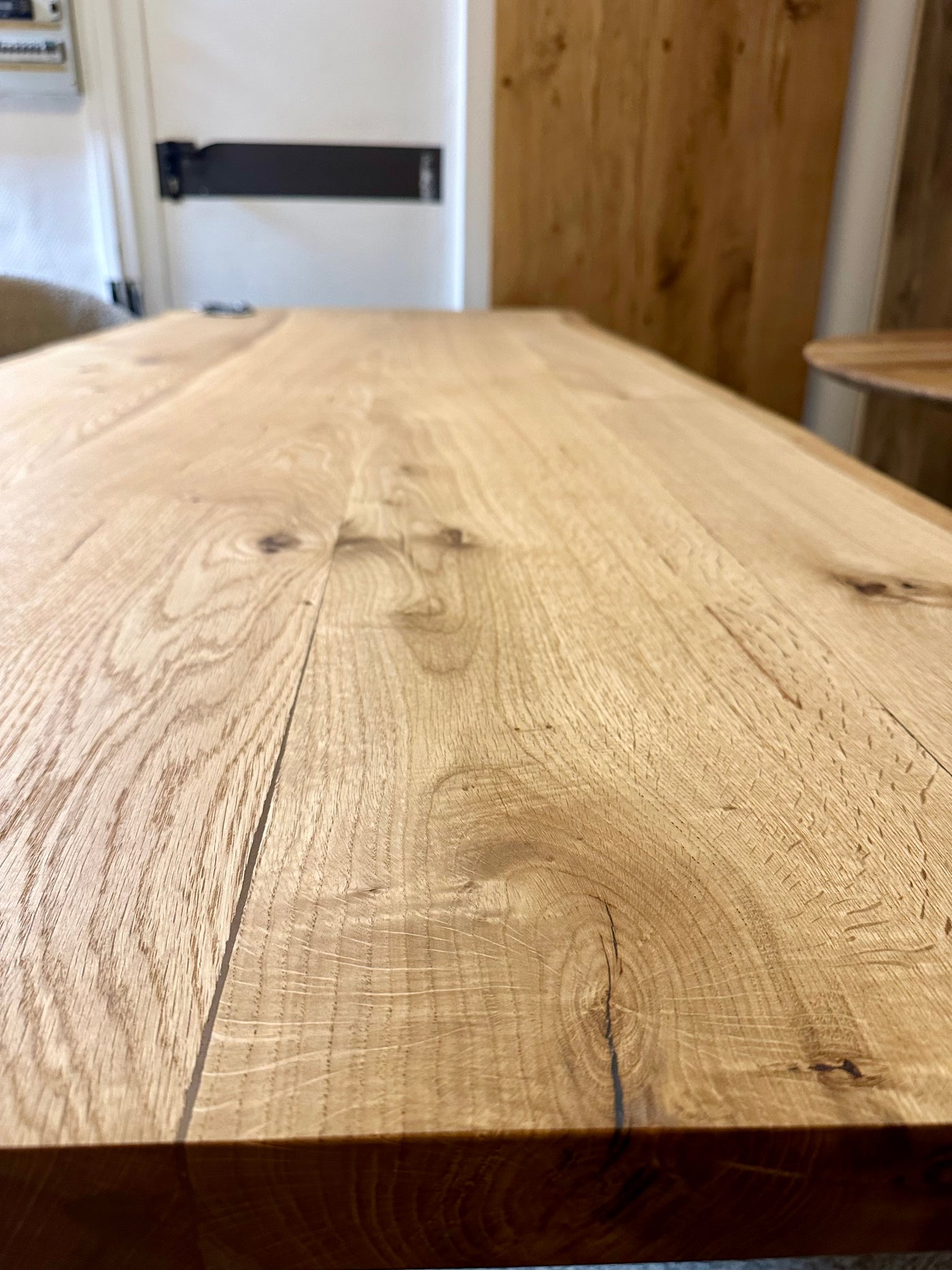 Table à manger en chêne huilé Wesel 220 cm avec 4 planches à bords naturels et piètement en V en bois local