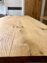 Table à manger en chêne huilé Wesel 220 cm avec 4 planches à bords naturels et piètement en V en bois local