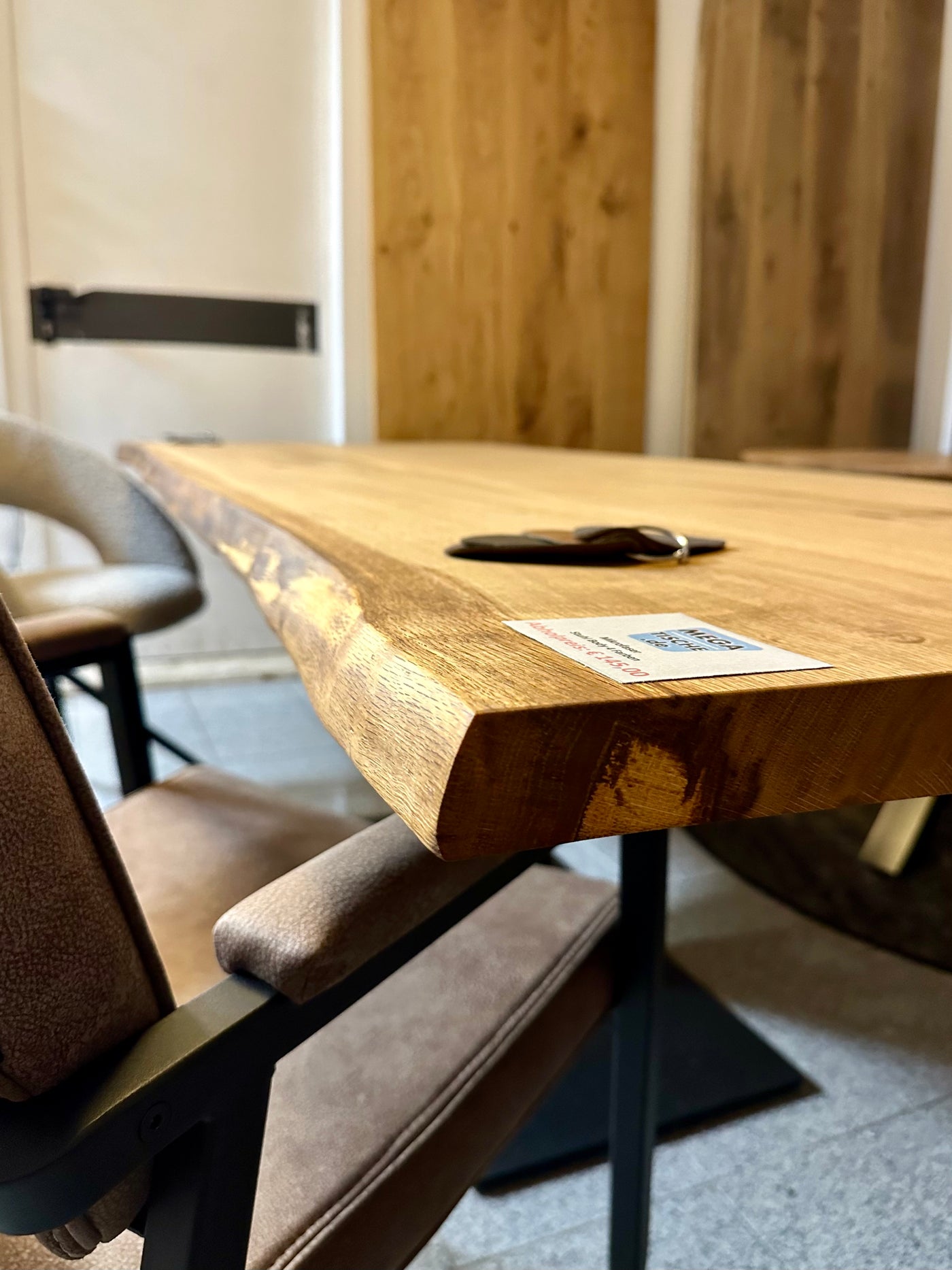 Table à manger en chêne huilé Wesel 220 cm avec 4 planches à bords naturels et piètement en V en bois local