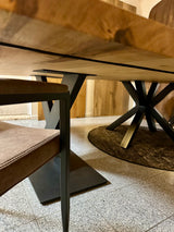 Table à manger en chêne huilé Wesel 220 cm avec 4 planches à bords naturels et piètement en V en bois local