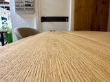 Table à manger en chêne huilé Wesel 220 cm avec 4 planches à bords naturels et piètement en V en bois local