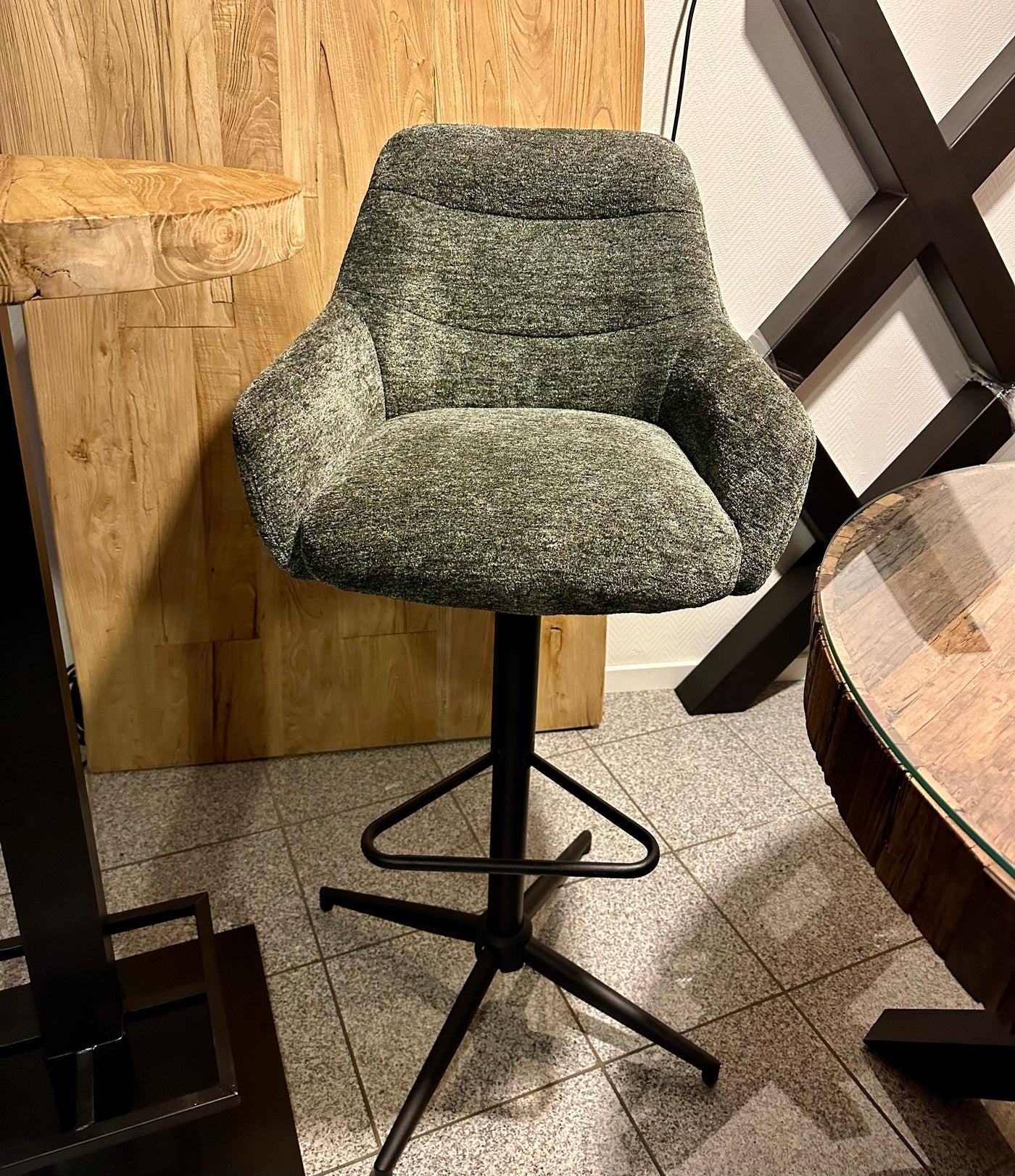 Tabouret de bar pivotant à 360 degrés July Retro en tissu, disponible en 5 couleurs