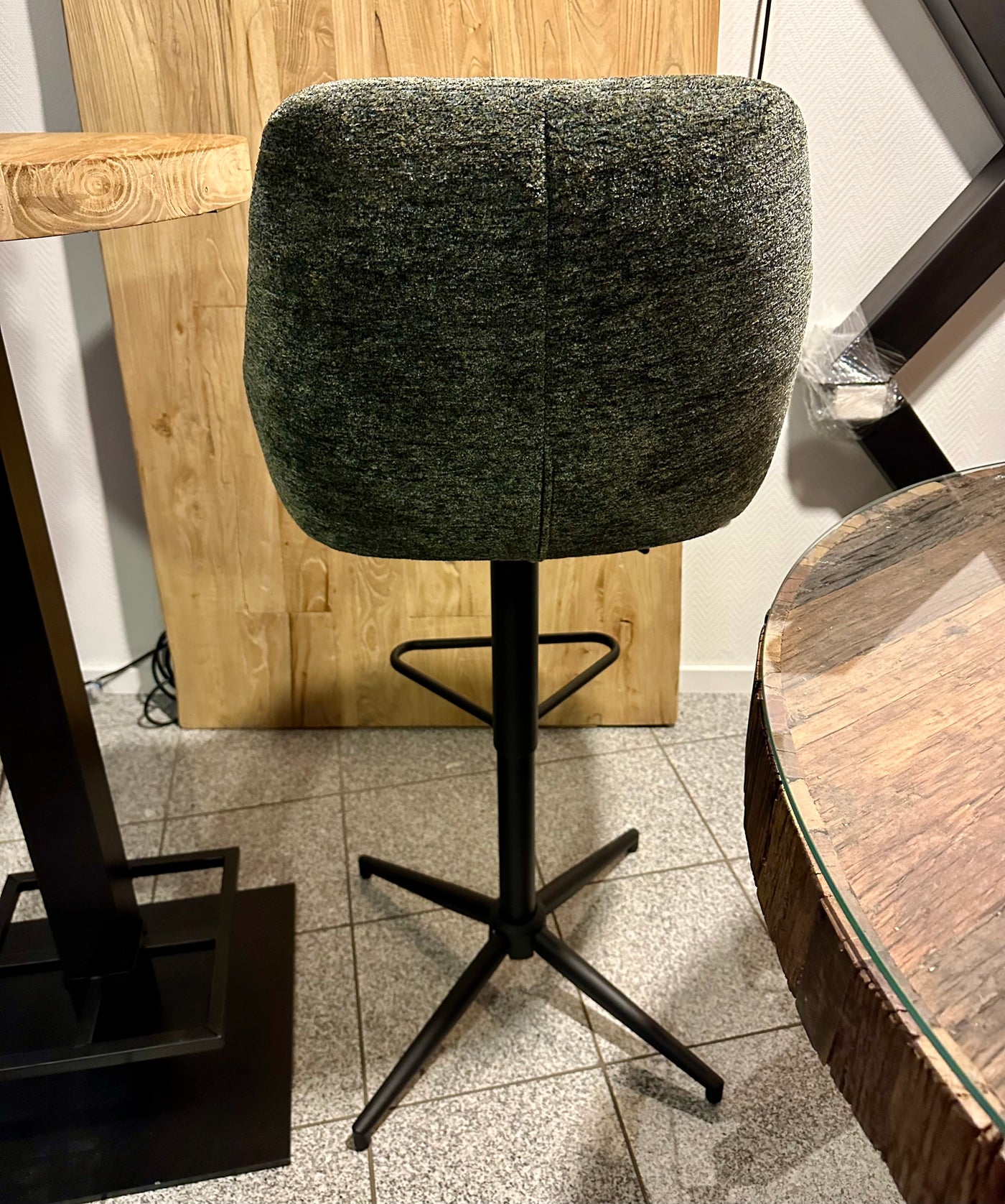 Tabouret de bar pivotant à 360 degrés July Retro en tissu, disponible en 5 couleurs