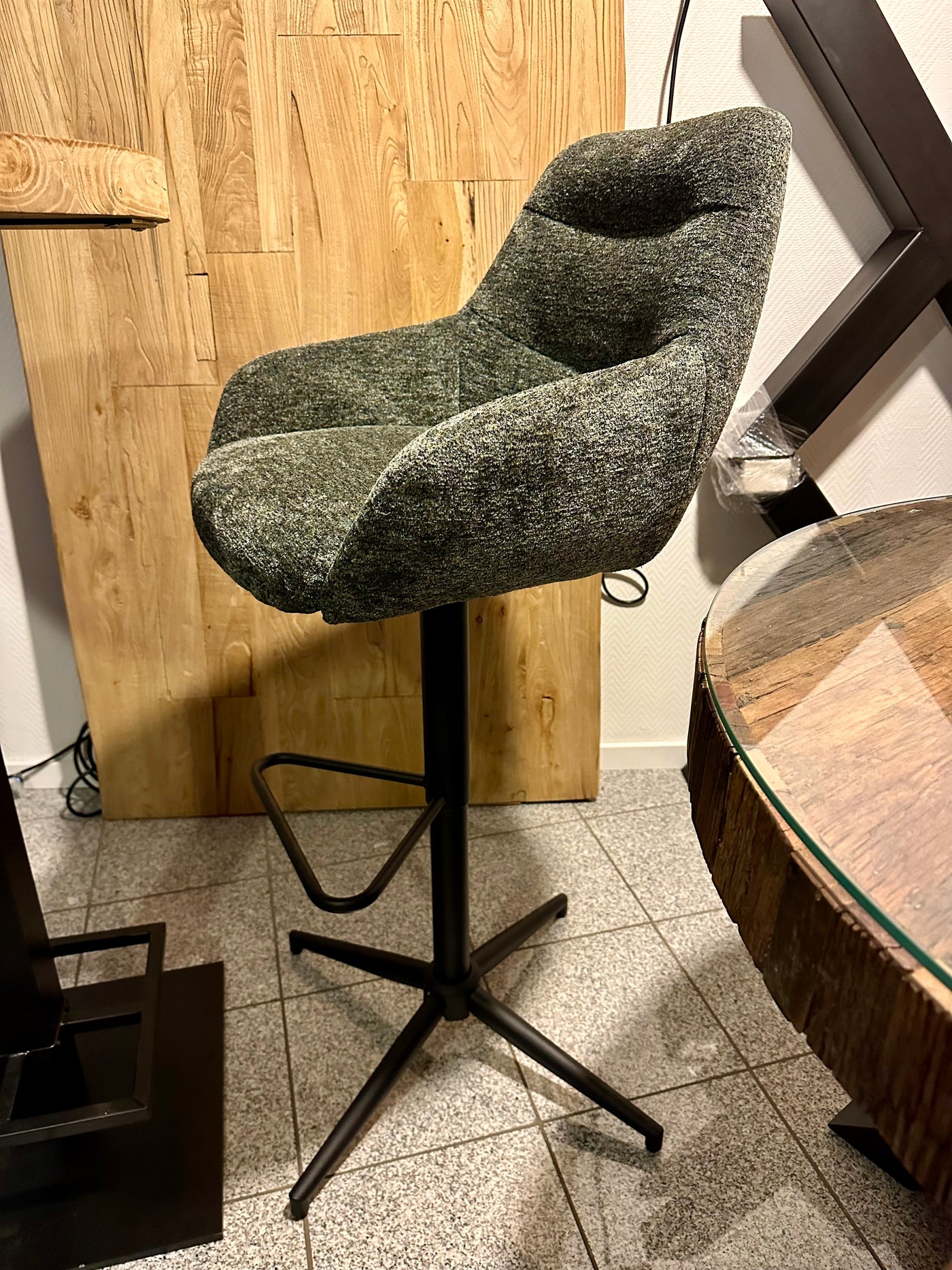Tabouret de bar pivotant à 360 degrés July Retro en tissu, disponible en 5 couleurs