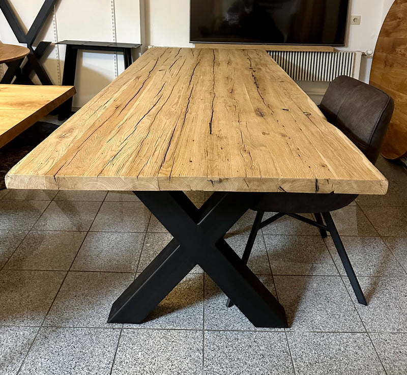 Esstisch Kempen Alteiche massiv 250 cm in 4 cm Dicke Holz mit X Metall Gestell schwarz Einzelstück