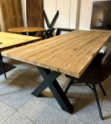 Esstisch Kempen Alteiche massiv 250 cm in 4 cm Dicke Holz mit X Metall Gestell schwarz Einzelstück
