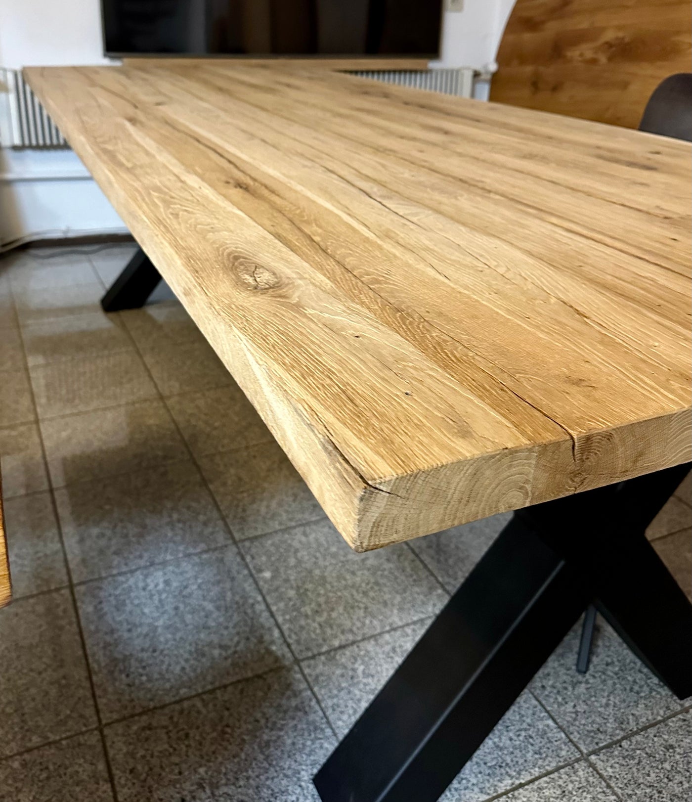 Esstisch Kempen Alteiche massiv 250 cm in 4 cm Dicke Holz mit X Metall Gestell schwarz Einzelstück