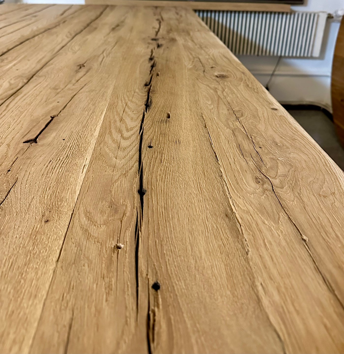Esstisch Kempen Alteiche massiv 250 cm in 4 cm Dicke Holz mit X Metall Gestell schwarz Einzelstück