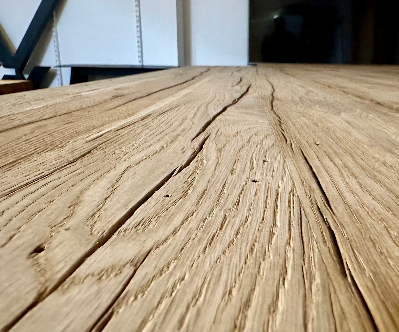 Esstisch Kempen Alteiche massiv 250 cm in 4 cm Dicke Holz mit X Metall Gestell schwarz Einzelstück
