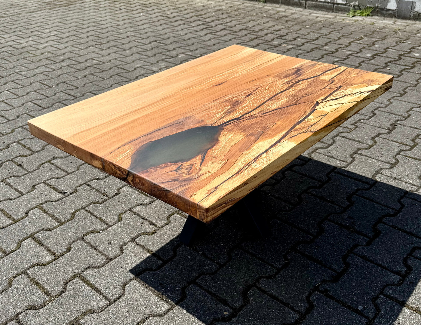 Epoxidharz Couchtisch Kürten Buche massiv 90 cm Massivholz geölt mit Spider Metall Gestell schwarz
