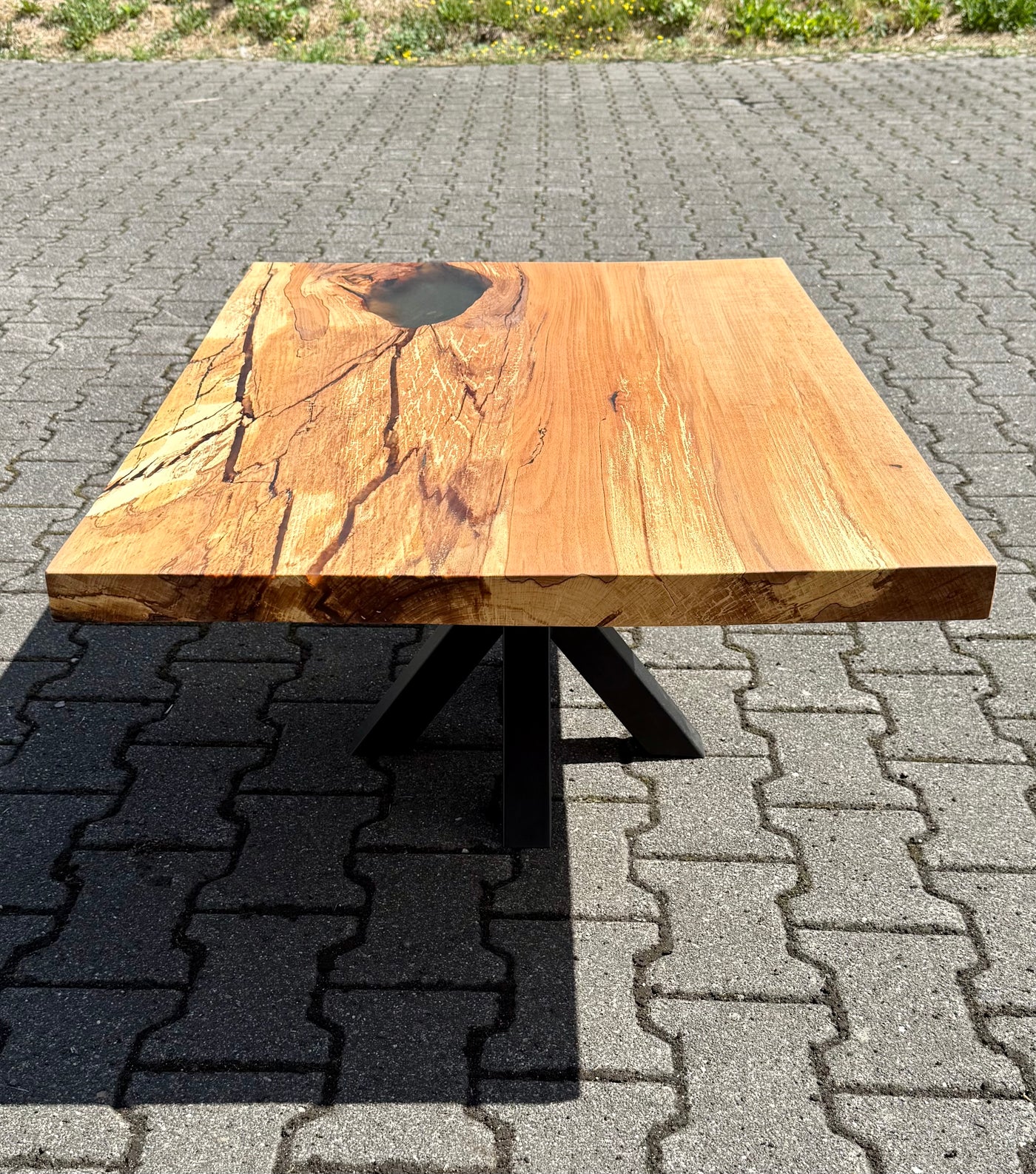 Epoxidharz Couchtisch Kürten Buche massiv 90 cm Massivholz geölt mit Spider Metall Gestell schwarz