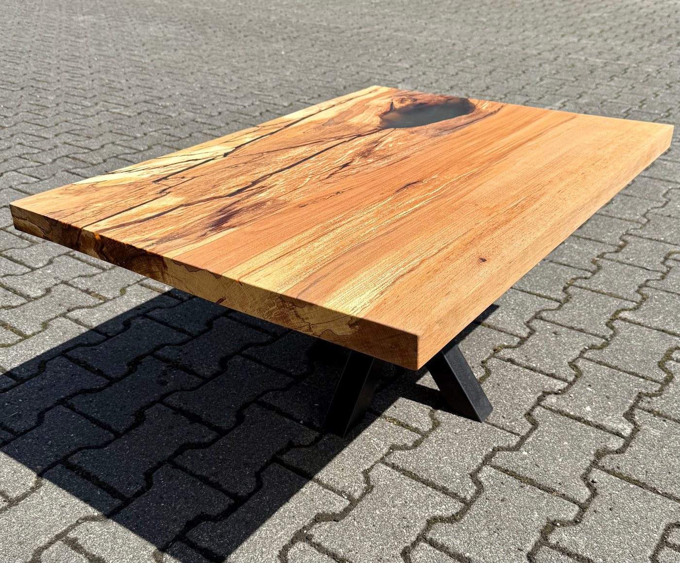 Epoxidharz Couchtisch Kürten Buche massiv 90 cm Massivholz geölt mit Spider Metall Gestell schwarz