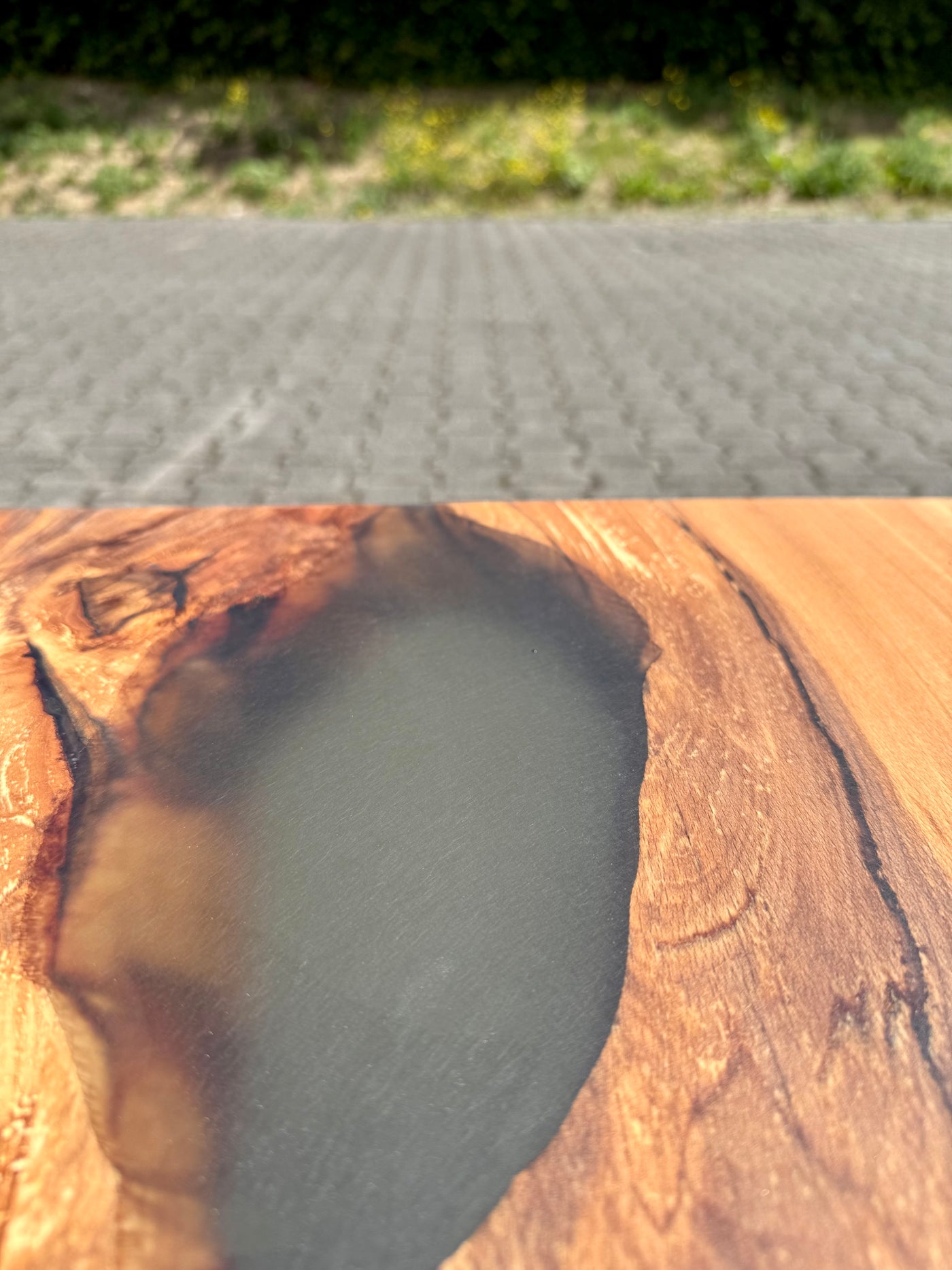 Epoxidharz Couchtisch Kürten Buche massiv 90 cm Massivholz geölt mit Spider Metall Gestell schwarz