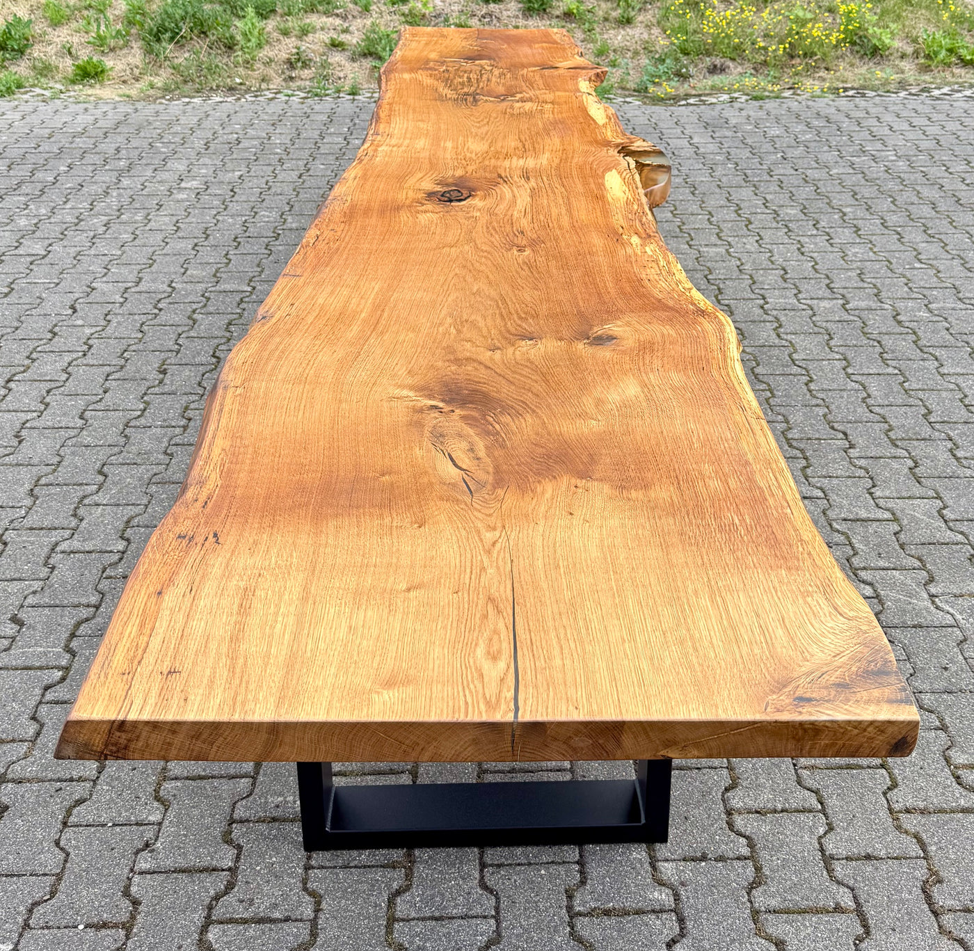 Epoxidharz 400 cm Baumstamm Esstisch Wildeiche geschliffen mit U-Set Gestell