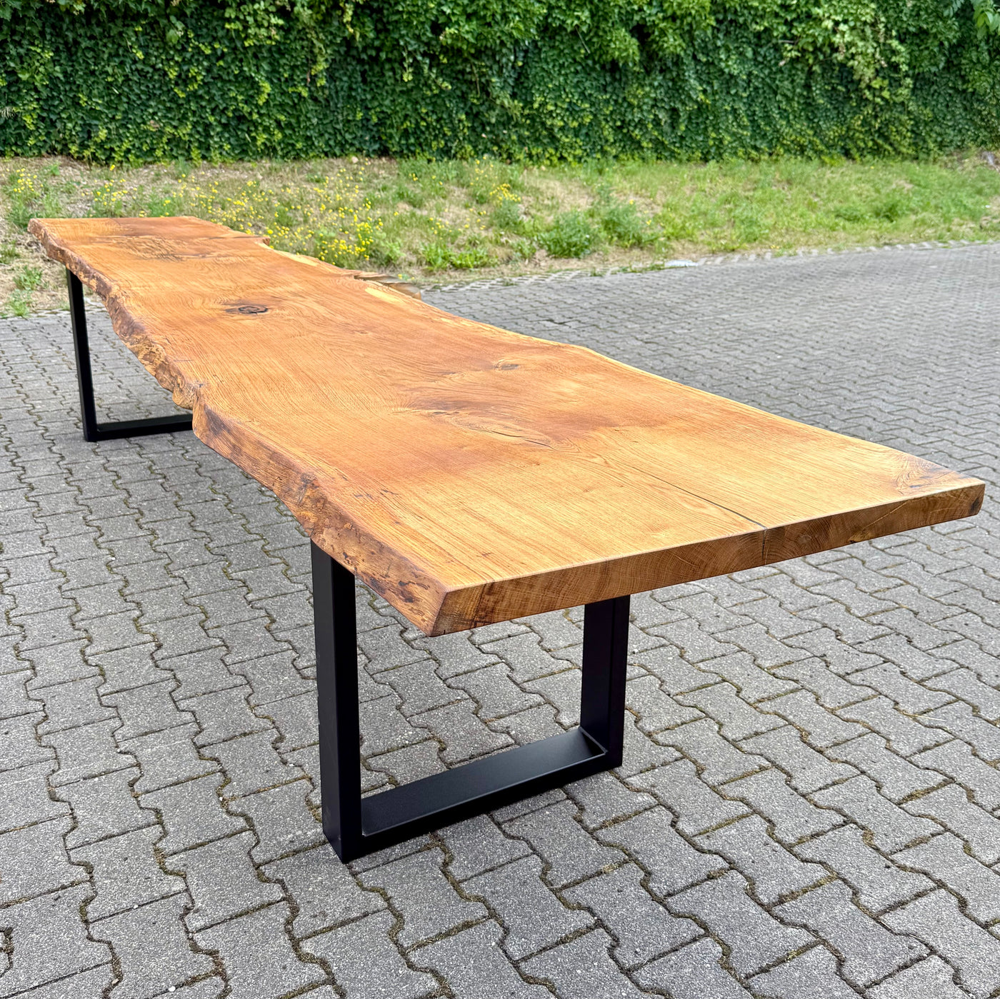 Epoxidharz 400 cm Baumstamm Esstisch Wildeiche geschliffen mit U-Set Gestell