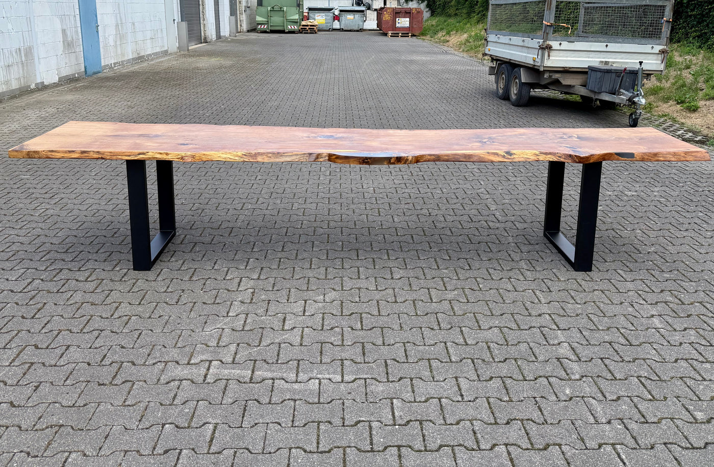 Epoxidharz 400 cm Baumstamm Esstisch Wildeiche geschliffen mit U-Set Gestell