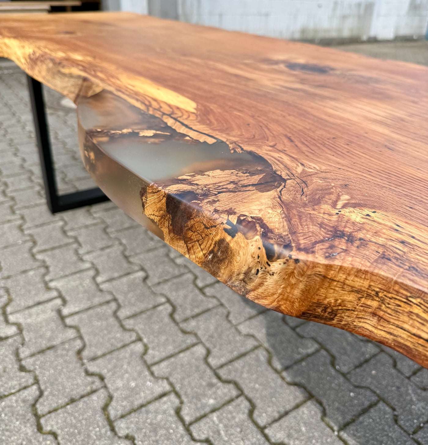 Epoxidharz 400 cm Baumstamm Esstisch Wildeiche geschliffen mit U-Set Gestell