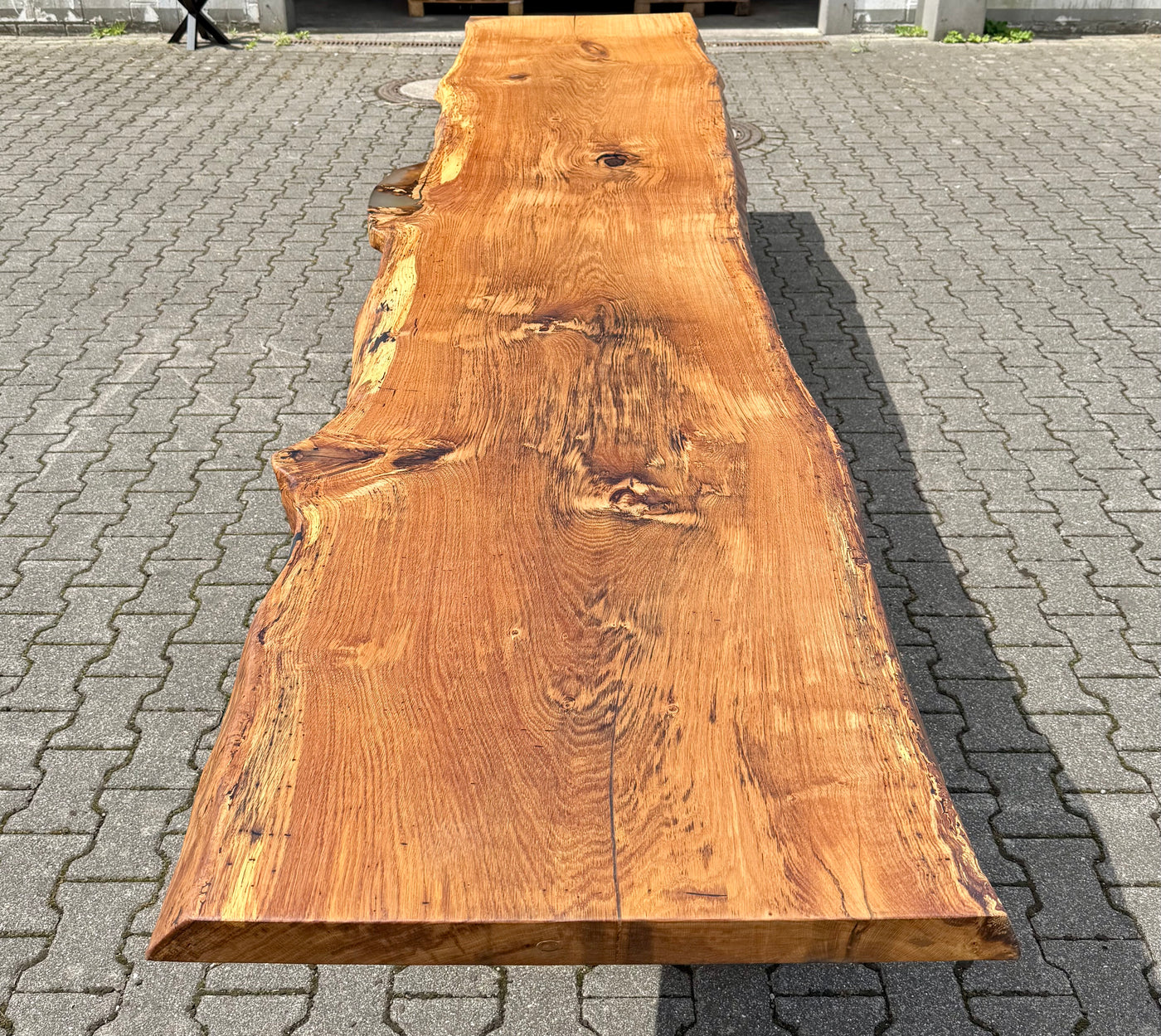 Epoxidharz 400 cm Baumstamm Esstisch Wildeiche geschliffen mit U-Set Gestell