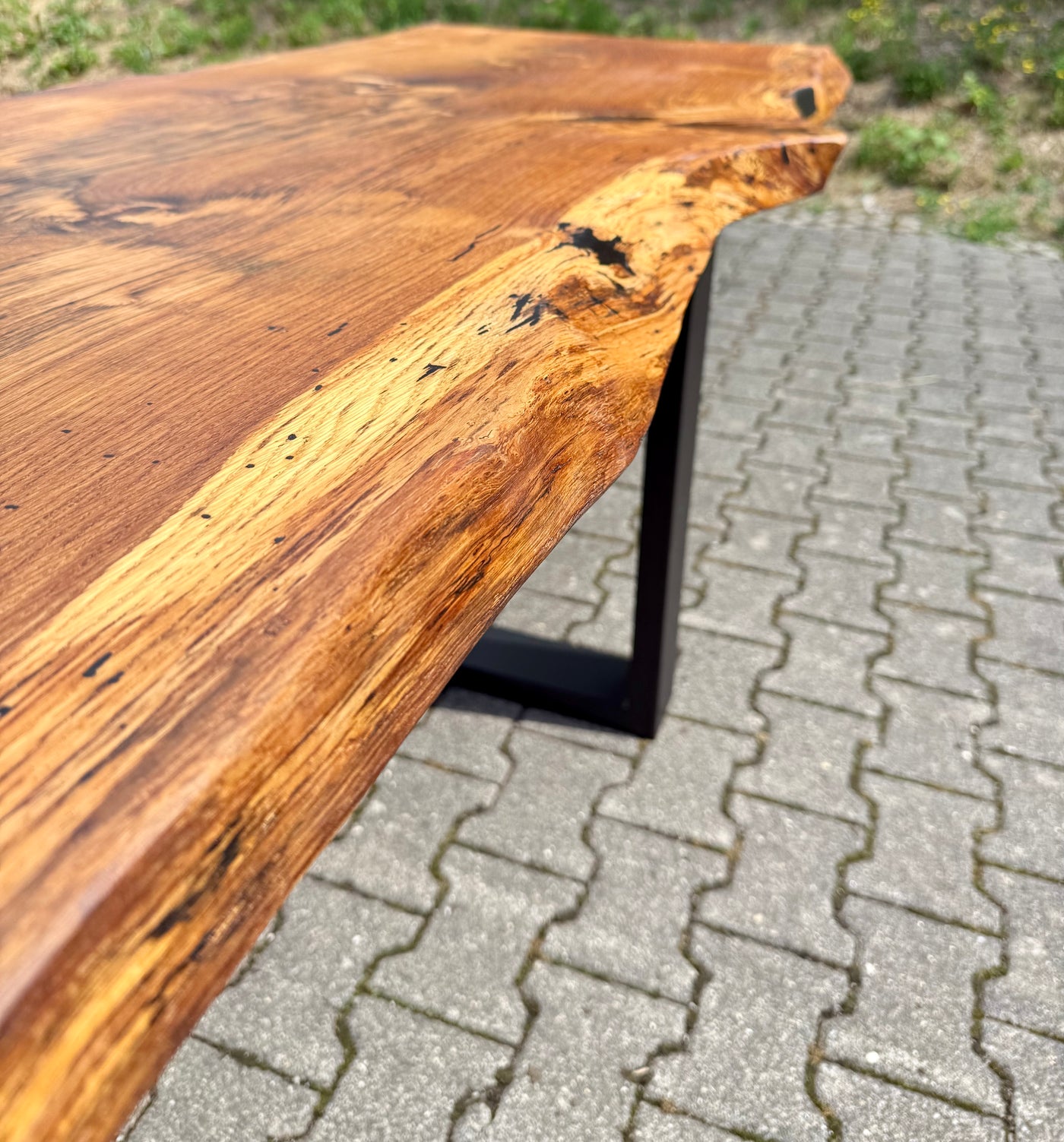 Epoxidharz 400 cm Baumstamm Esstisch Wildeiche geschliffen mit U-Set Gestell