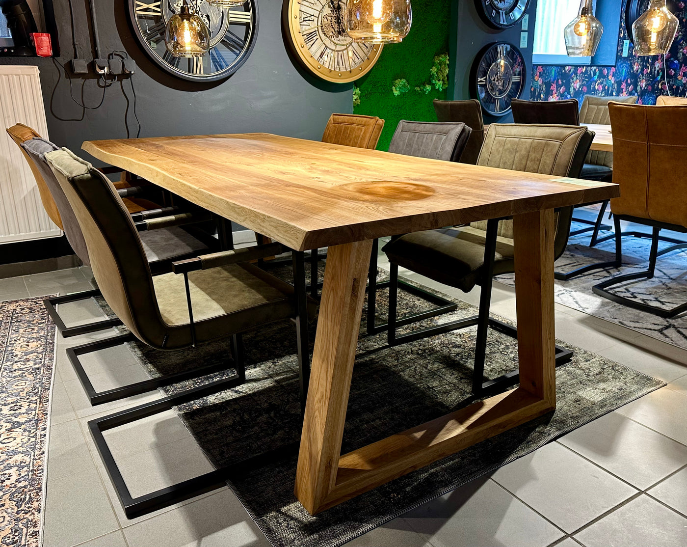 Table de salle à manger Dresden Chêne massif 200 à 300 cm d'épaisseur 4 cm bois huilé avec piètement bois trapèze 6 tailles