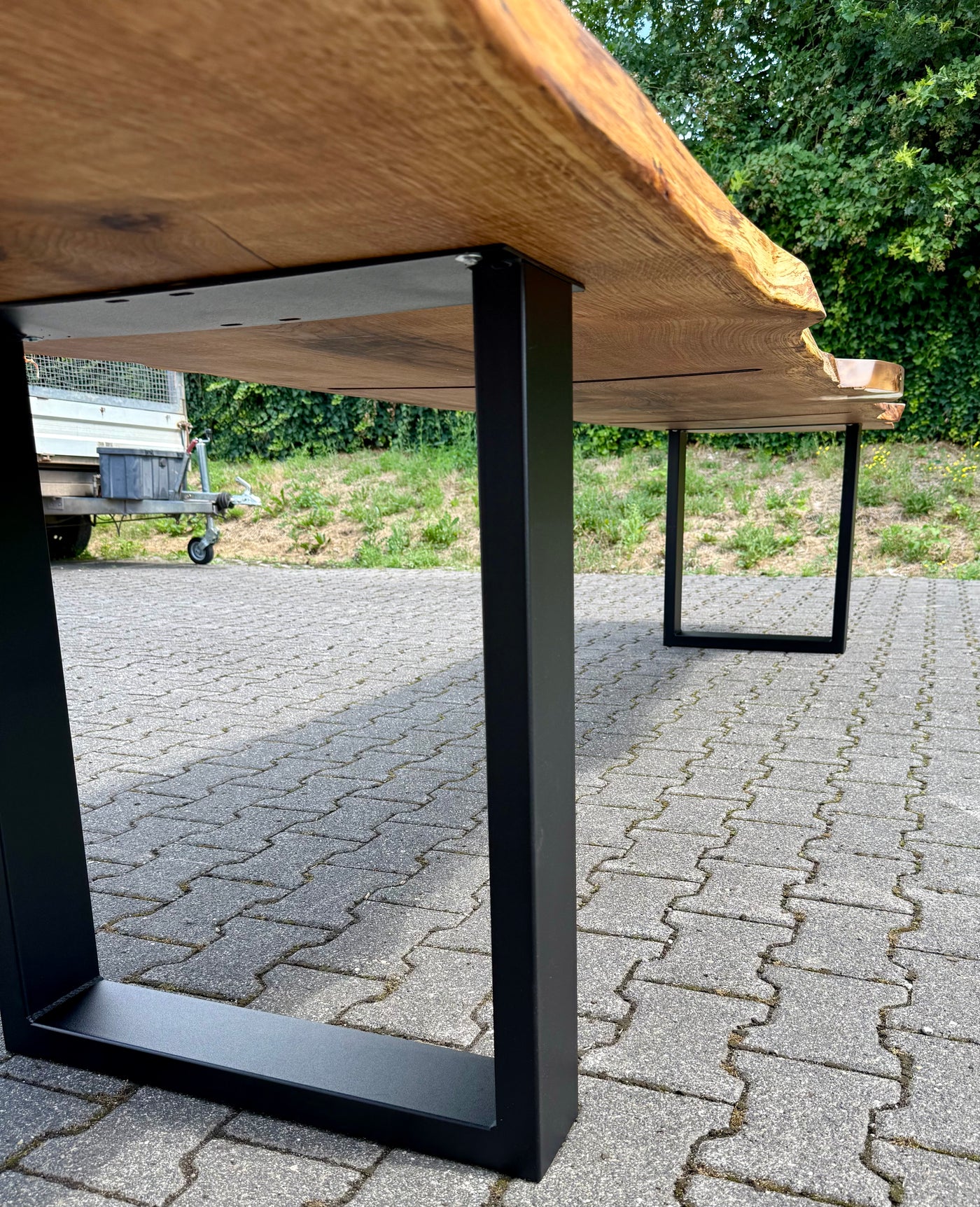 Epoxidharz 400 cm Baumstamm Esstisch Wildeiche geschliffen mit U-Set Gestell